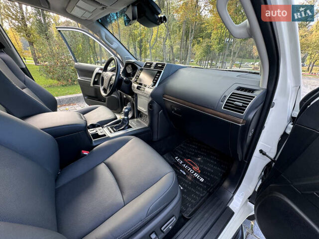 Белый Тойота Ленд Крузер Прадо, объемом двигателя 4 л и пробегом 22 тыс. км за 54999 $, фото 71 на Automoto.ua