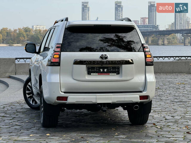 Белый Тойота Ленд Крузер Прадо, объемом двигателя 4 л и пробегом 22 тыс. км за 54999 $, фото 159 на Automoto.ua