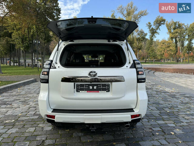 Белый Тойота Ленд Крузер Прадо, объемом двигателя 4 л и пробегом 22 тыс. км за 54999 $, фото 46 на Automoto.ua