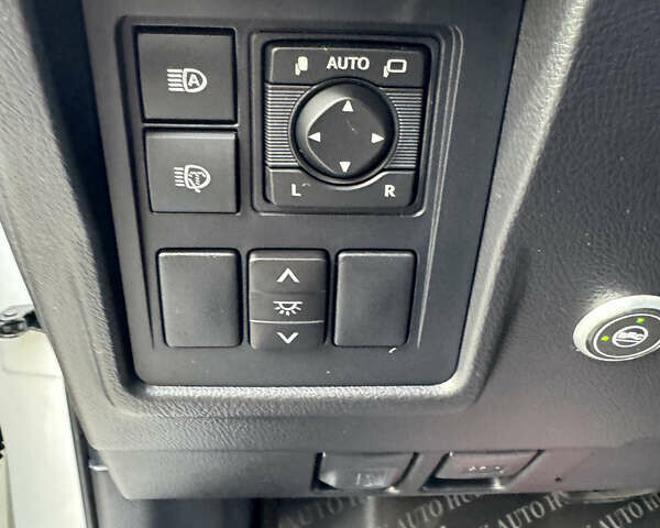 Белый Тойота Ленд Крузер Прадо, объемом двигателя 4 л и пробегом 22 тыс. км за 54999 $, фото 88 на Automoto.ua