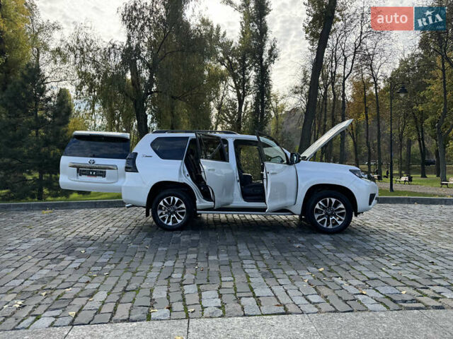 Белый Тойота Ленд Крузер Прадо, объемом двигателя 4 л и пробегом 22 тыс. км за 54999 $, фото 85 на Automoto.ua