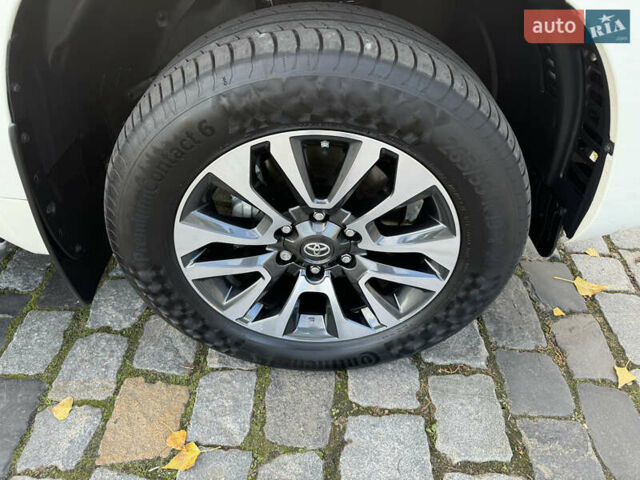 Белый Тойота Ленд Крузер Прадо, объемом двигателя 4 л и пробегом 22 тыс. км за 54999 $, фото 44 на Automoto.ua