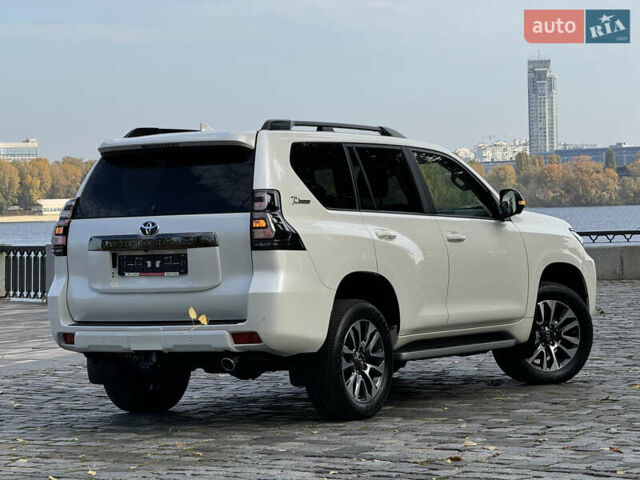 Белый Тойота Ленд Крузер Прадо, объемом двигателя 4 л и пробегом 22 тыс. км за 54999 $, фото 172 на Automoto.ua