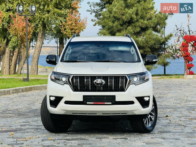 Белый Тойота Ленд Крузер Прадо, объемом двигателя 4 л и пробегом 22 тыс. км за 54999 $, фото 188 на Automoto.ua