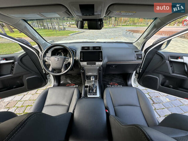 Белый Тойота Ленд Крузер Прадо, объемом двигателя 4 л и пробегом 22 тыс. км за 54999 $, фото 53 на Automoto.ua