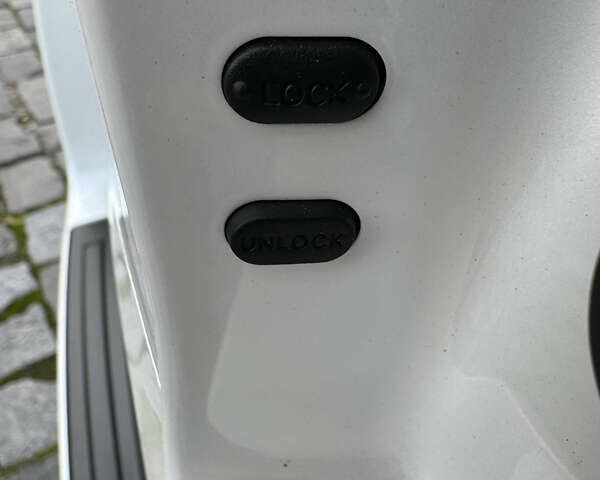 Белый Тойота Ленд Крузер Прадо, объемом двигателя 4 л и пробегом 22 тыс. км за 54999 $, фото 33 на Automoto.ua