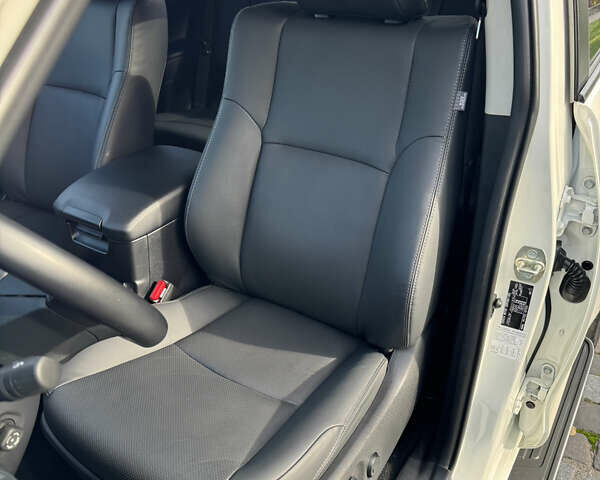 Белый Тойота Ленд Крузер Прадо, объемом двигателя 4 л и пробегом 22 тыс. км за 54999 $, фото 51 на Automoto.ua