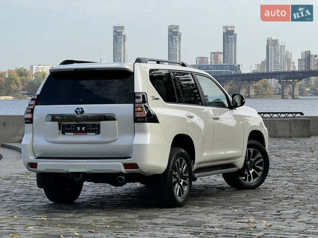 Белый Тойота Ленд Крузер Прадо, объемом двигателя 4 л и пробегом 22 тыс. км за 54999 $, фото 167 на Automoto.ua