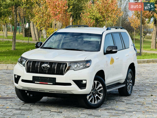 Белый Тойота Ленд Крузер Прадо, объемом двигателя 4 л и пробегом 22 тыс. км за 54999 $, фото 192 на Automoto.ua