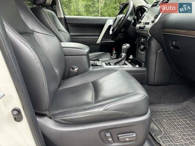 Тойота Ленд Крузер Прадо 2021 в Сумах на Automoto.ua Белый Тойота Ленд Крузер Прадо, объемом двигателя 3.96 л и пробегом 45 тыс. км за 53499 $, фото 48 на Automoto.ua