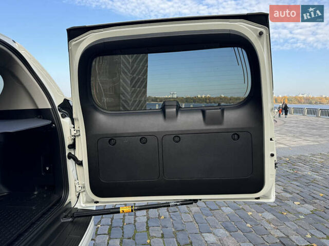 Белый Тойота Ленд Крузер Прадо, объемом двигателя 4 л и пробегом 22 тыс. км за 54999 $, фото 142 на Automoto.ua