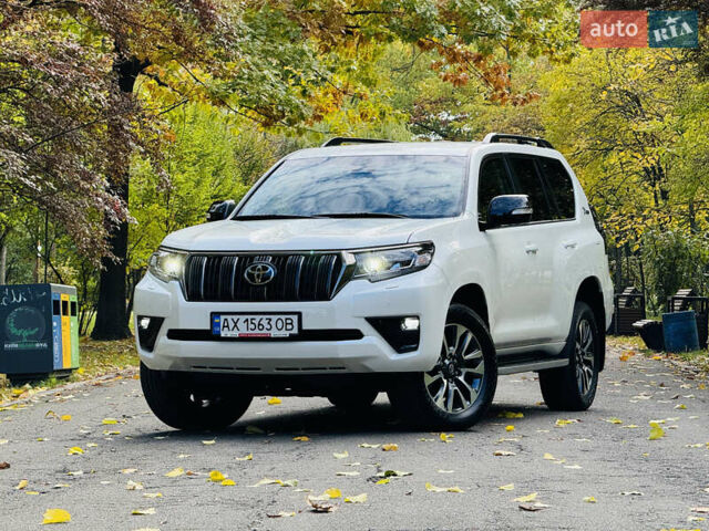 Белый Тойота Ленд Крузер Прадо, объемом двигателя 4 л и пробегом 22 тыс. км за 54999 $, фото 116 на Automoto.ua