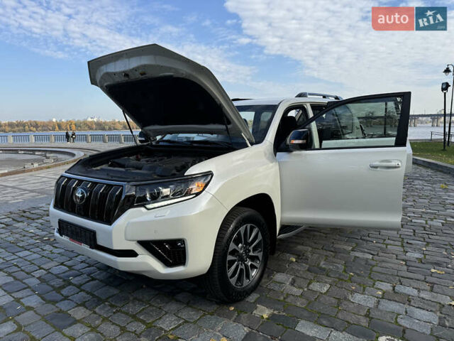 Белый Тойота Ленд Крузер Прадо, объемом двигателя 4 л и пробегом 22 тыс. км за 54999 $, фото 80 на Automoto.ua
