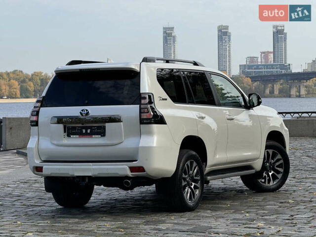 Белый Тойота Ленд Крузер Прадо, объемом двигателя 4 л и пробегом 22 тыс. км за 54999 $, фото 171 на Automoto.ua