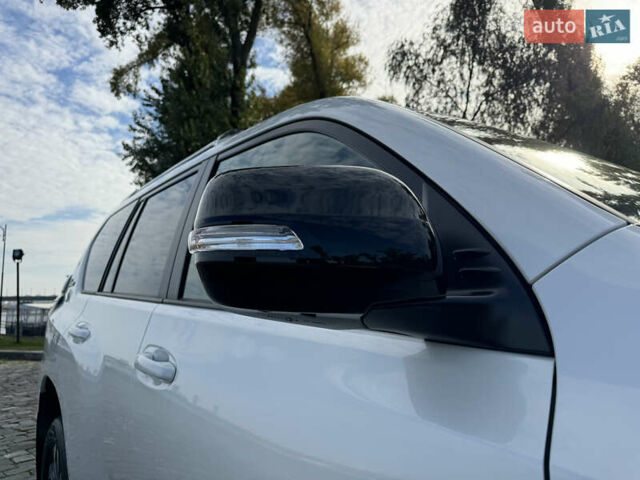 Белый Тойота Ленд Крузер Прадо, объемом двигателя 4 л и пробегом 22 тыс. км за 54999 $, фото 42 на Automoto.ua