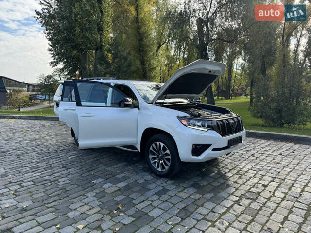 Белый Тойота Ленд Крузер Прадо, объемом двигателя 4 л и пробегом 22 тыс. км за 54999 $, фото 86 на Automoto.ua