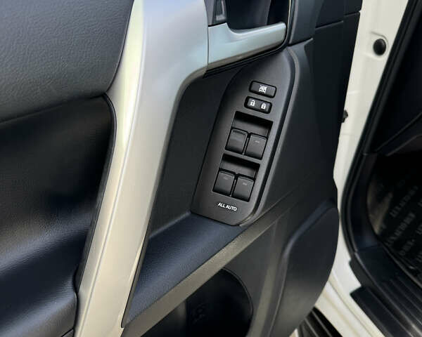 Белый Тойота Ленд Крузер Прадо, объемом двигателя 4 л и пробегом 22 тыс. км за 54999 $, фото 137 на Automoto.ua