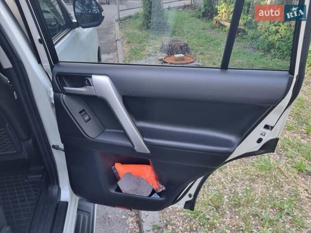 Белый Тойота Ленд Крузер Прадо, объемом двигателя 3.96 л и пробегом 108 тыс. км за 46000 $, фото 25 на Automoto.ua