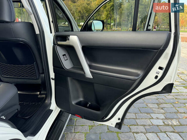 Белый Тойота Ленд Крузер Прадо, объемом двигателя 4 л и пробегом 22 тыс. км за 54999 $, фото 59 на Automoto.ua