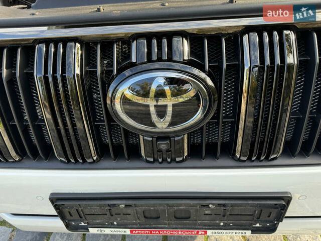 Белый Тойота Ленд Крузер Прадо, объемом двигателя 4 л и пробегом 22 тыс. км за 54999 $, фото 77 на Automoto.ua
