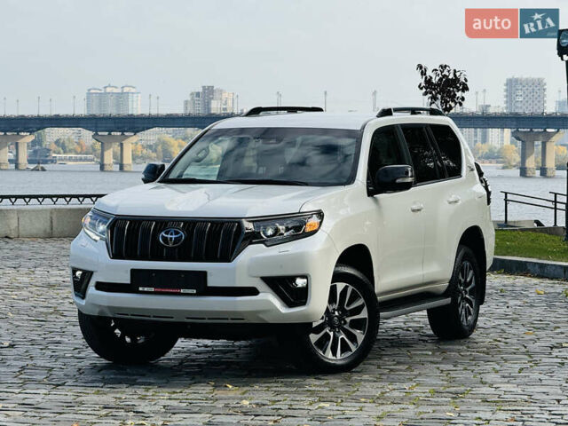 Белый Тойота Ленд Крузер Прадо, объемом двигателя 4 л и пробегом 22 тыс. км за 54999 $, фото 182 на Automoto.ua