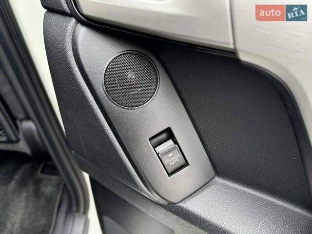 Белый Тойота Ленд Крузер Прадо, объемом двигателя 3.96 л и пробегом 43 тыс. км за 56500 $, фото 34 на Automoto.ua