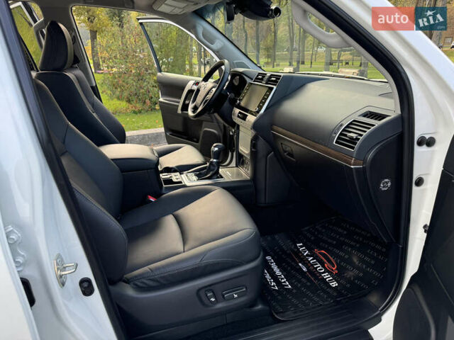 Белый Тойота Ленд Крузер Прадо, объемом двигателя 4 л и пробегом 22 тыс. км за 54999 $, фото 125 на Automoto.ua