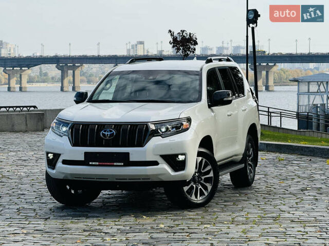 Белый Тойота Ленд Крузер Прадо, объемом двигателя 4 л и пробегом 22 тыс. км за 54999 $, фото 180 на Automoto.ua