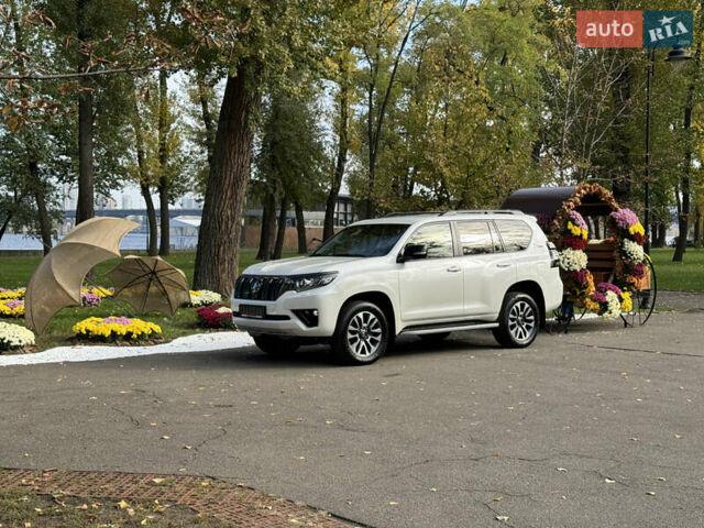 Белый Тойота Ленд Крузер Прадо, объемом двигателя 4 л и пробегом 22 тыс. км за 54999 $, фото 115 на Automoto.ua