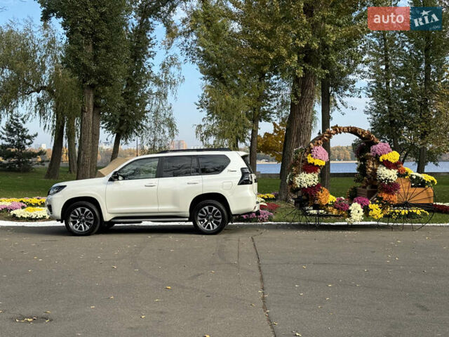 Белый Тойота Ленд Крузер Прадо, объемом двигателя 4 л и пробегом 22 тыс. км за 54999 $, фото 110 на Automoto.ua