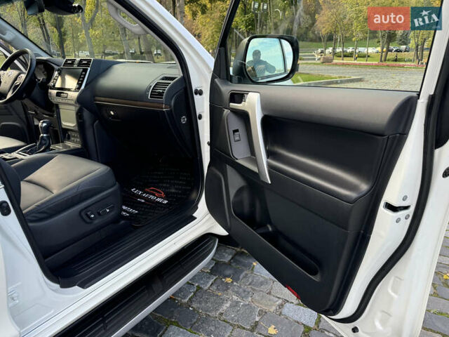 Белый Тойота Ленд Крузер Прадо, объемом двигателя 4 л и пробегом 22 тыс. км за 54999 $, фото 123 на Automoto.ua