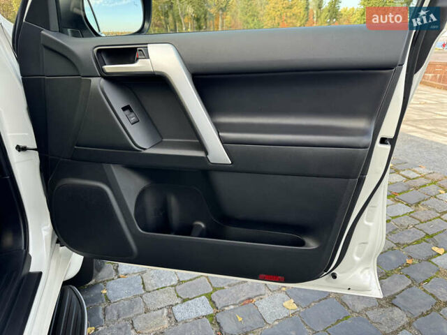 Белый Тойота Ленд Крузер Прадо, объемом двигателя 4 л и пробегом 22 тыс. км за 54999 $, фото 124 на Automoto.ua