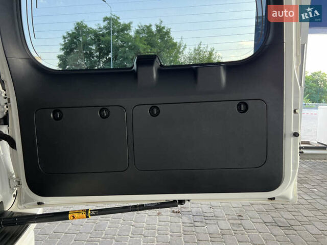 Белый Тойота Ленд Крузер Прадо, объемом двигателя 3.96 л и пробегом 73 тыс. км за 44500 $, фото 23 на Automoto.ua