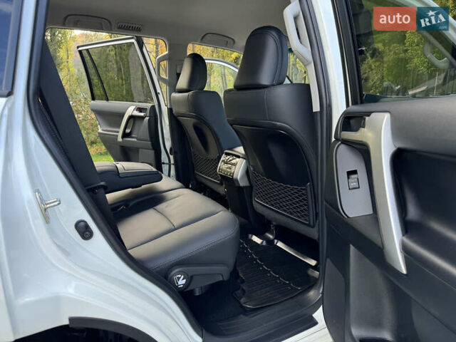 Белый Тойота Ленд Крузер Прадо, объемом двигателя 4 л и пробегом 22 тыс. км за 54999 $, фото 60 на Automoto.ua