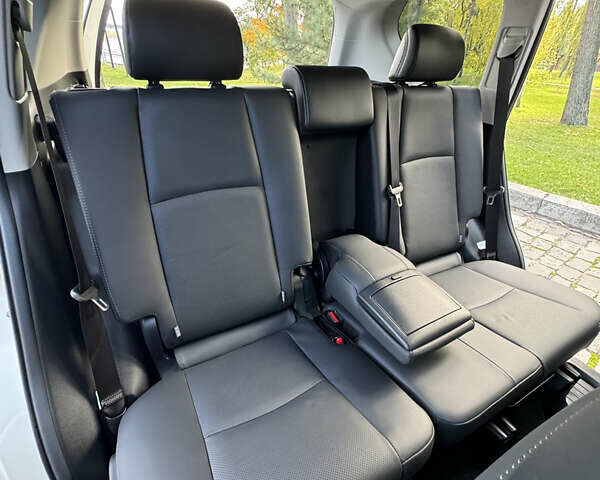 Белый Тойота Ленд Крузер Прадо, объемом двигателя 4 л и пробегом 22 тыс. км за 54999 $, фото 72 на Automoto.ua