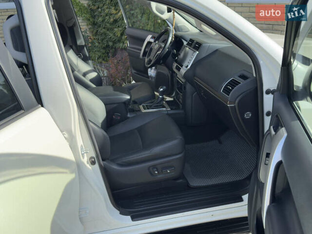 Белый Тойота Ленд Крузер Прадо, объемом двигателя 3.96 л и пробегом 80 тыс. км за 47500 $, фото 11 на Automoto.ua