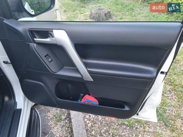 Белый Тойота Ленд Крузер Прадо, объемом двигателя 3.96 л и пробегом 108 тыс. км за 46000 $, фото 26 на Automoto.ua