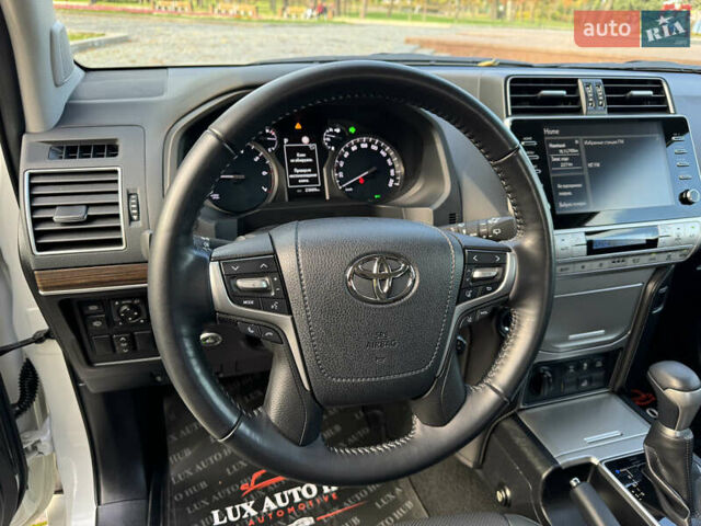 Белый Тойота Ленд Крузер Прадо, объемом двигателя 4 л и пробегом 22 тыс. км за 54999 $, фото 93 на Automoto.ua