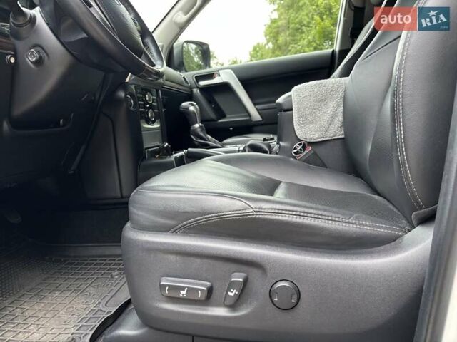 Тойота Ленд Крузер Прадо 2021 в Сумах на Automoto.ua Белый Тойота Ленд Крузер Прадо, объемом двигателя 3.96 л и пробегом 45 тыс. км за 53499 $, фото 24 на Automoto.ua