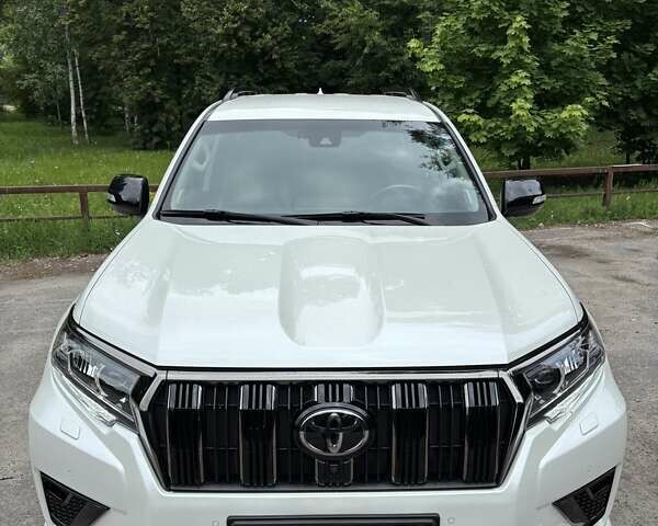 Тойота Ленд Крузер Прадо 2021 в Сумах на Automoto.ua Белый Тойота Ленд Крузер Прадо, объемом двигателя 3.96 л и пробегом 45 тыс. км за 53499 $, фото 15 на Automoto.ua