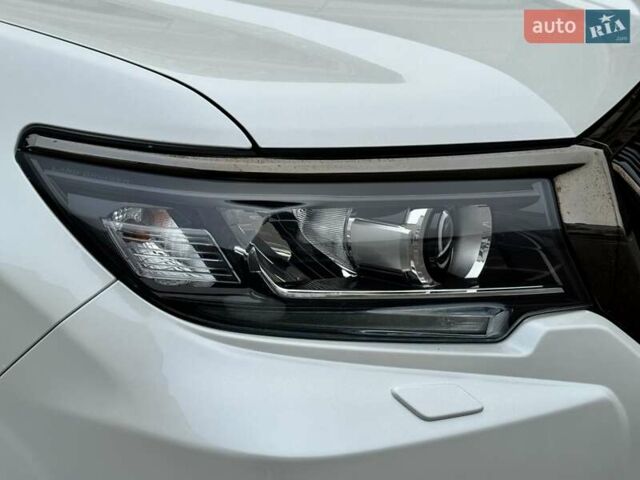 Белый Тойота Ленд Крузер Прадо, объемом двигателя 3.96 л и пробегом 43 тыс. км за 56500 $, фото 17 на Automoto.ua