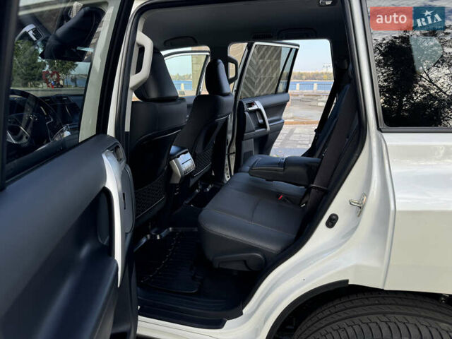 Белый Тойота Ленд Крузер Прадо, объемом двигателя 4 л и пробегом 22 тыс. км за 54999 $, фото 129 на Automoto.ua