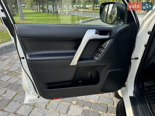 Белый Тойота Ленд Крузер Прадо, объемом двигателя 4 л и пробегом 22 тыс. км за 54999 $, фото 136 на Automoto.ua