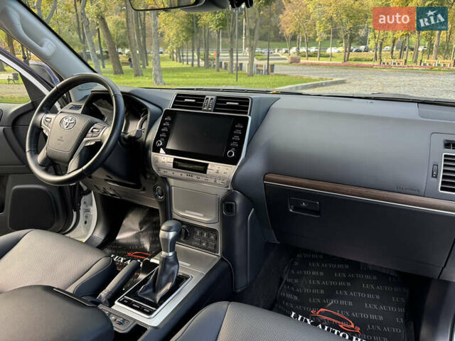 Белый Тойота Ленд Крузер Прадо, объемом двигателя 4 л и пробегом 22 тыс. км за 54999 $, фото 61 на Automoto.ua