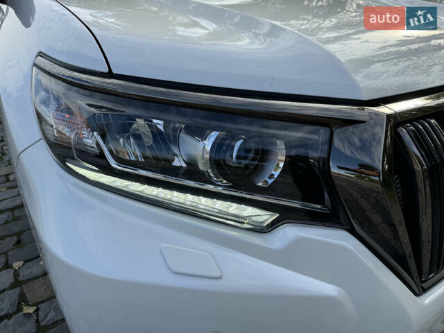 Белый Тойота Ленд Крузер Прадо, объемом двигателя 4 л и пробегом 22 тыс. км за 54999 $, фото 144 на Automoto.ua