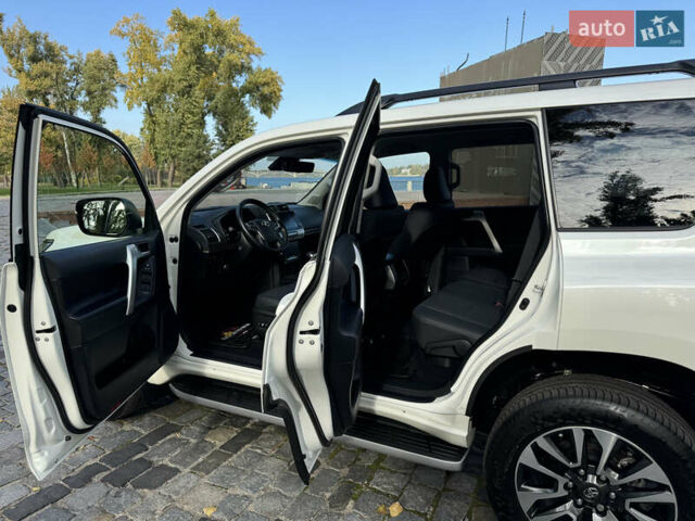 Белый Тойота Ленд Крузер Прадо, объемом двигателя 4 л и пробегом 22 тыс. км за 54999 $, фото 132 на Automoto.ua