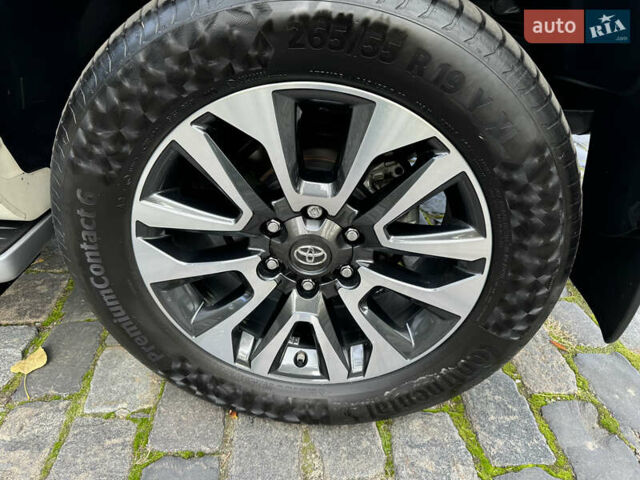 Белый Тойота Ленд Крузер Прадо, объемом двигателя 4 л и пробегом 22 тыс. км за 54999 $, фото 28 на Automoto.ua