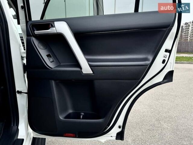 Белый Тойота Ленд Крузер Прадо, объемом двигателя 3.96 л и пробегом 43 тыс. км за 56500 $, фото 33 на Automoto.ua