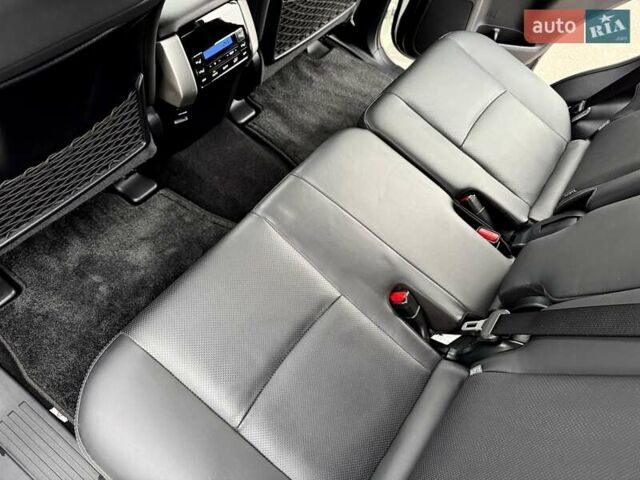 Белый Тойота Ленд Крузер Прадо, объемом двигателя 3.96 л и пробегом 43 тыс. км за 56500 $, фото 31 на Automoto.ua