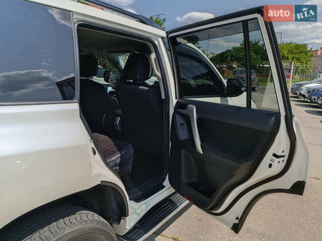 Белый Тойота Ленд Крузер Прадо, объемом двигателя 4 л и пробегом 46 тыс. км за 42990 $, фото 31 на Automoto.ua